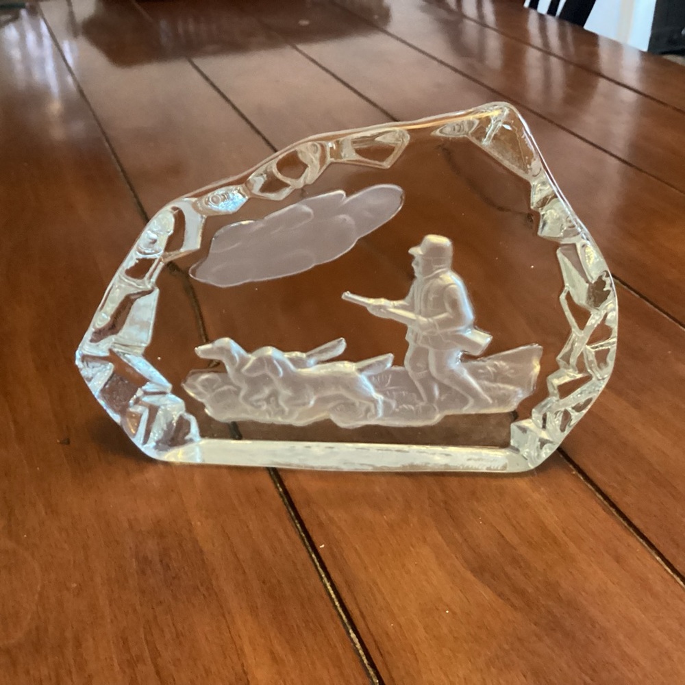 Etched Crystal bird dog hunting scene paperweight